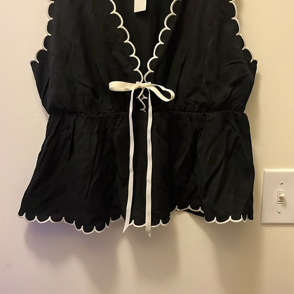 NWT Francesca's Collections Black Scalloped Trim sleeveless Blouse size L - Picture 5 of 9